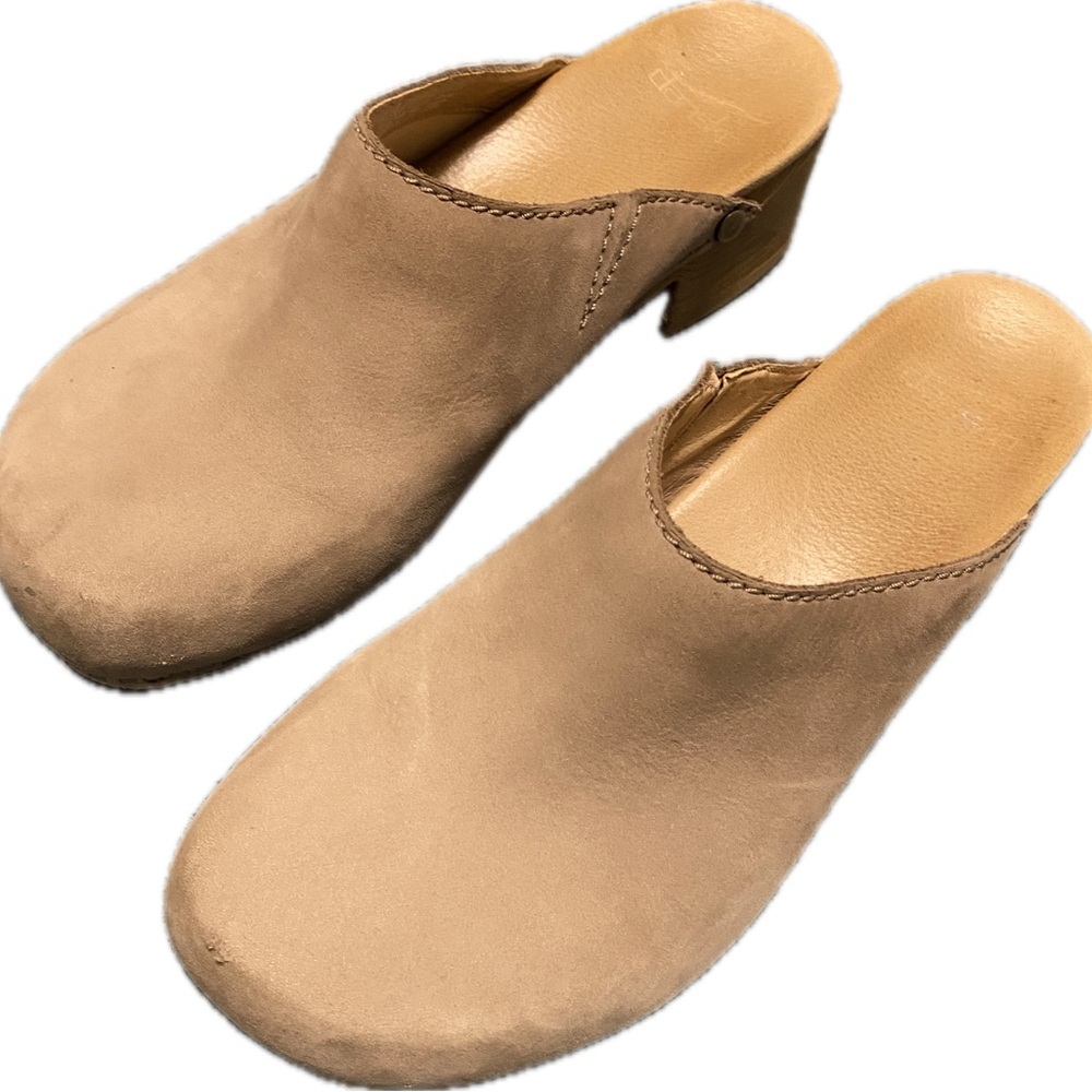 Dansko mule clogs, size41, US 10, tan suede